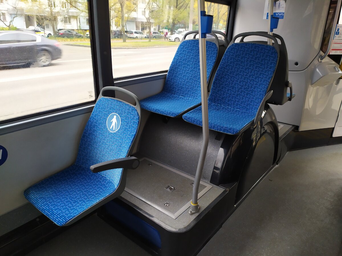 Низкое и высокие места в городском автобусе (фото автора)