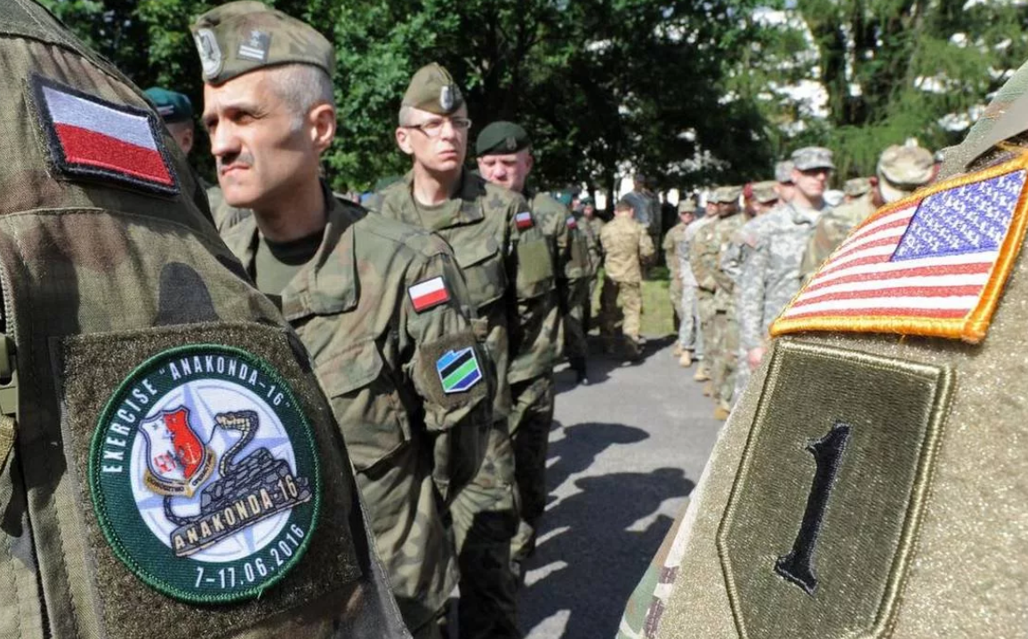 Видимость братской дружбы между американскими и польскими военными