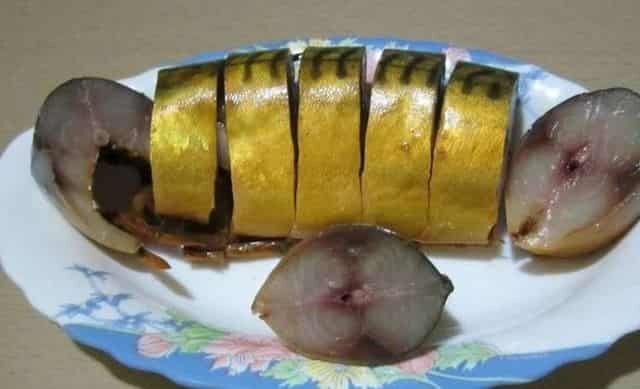 Маринованная скумбрия, приготовленная по такому домашнему рецепту, получается сочной, вкусной и не жирной — такую точно не купишь в магазине. 
Маринуется и просаливается в меру, а золотистый цвет «возбуждает» неподдельный ярый аппетит. Солится 4 дня — а съедается за 4 минуты!                                                                      Ингредиенты :                                                                          1. Кипяченая горячая вода — 1 литр,                              2. Соль — 4 столовых ложки,
3. Сахар — 4 столовых ложки,
4. Чай чёрный (крупнолистовой) — 4 столовых ложки.
