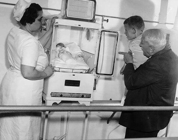 Инкубатор с младенцем