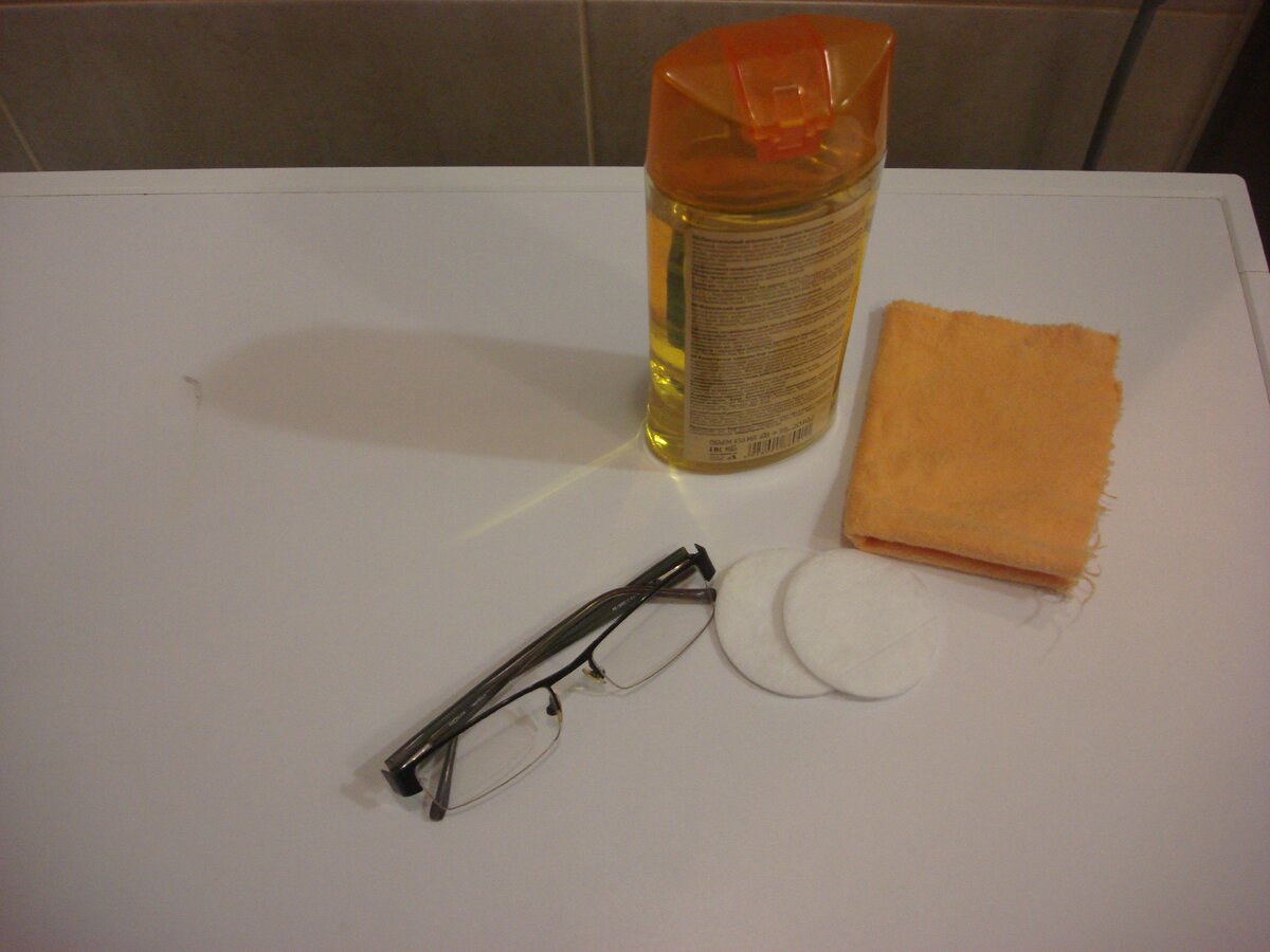 Фото сделано автором (шампунь, очки, ватные диски, салфетка)