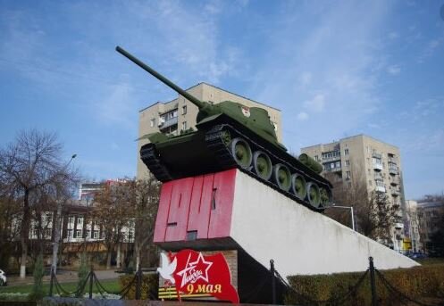 Справа метрах в 100-200 возле многоэтажки