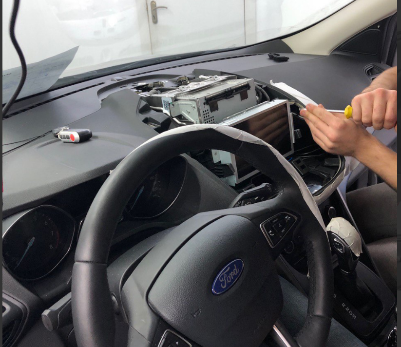 Снимаем часть мультимедиа Форд Куга