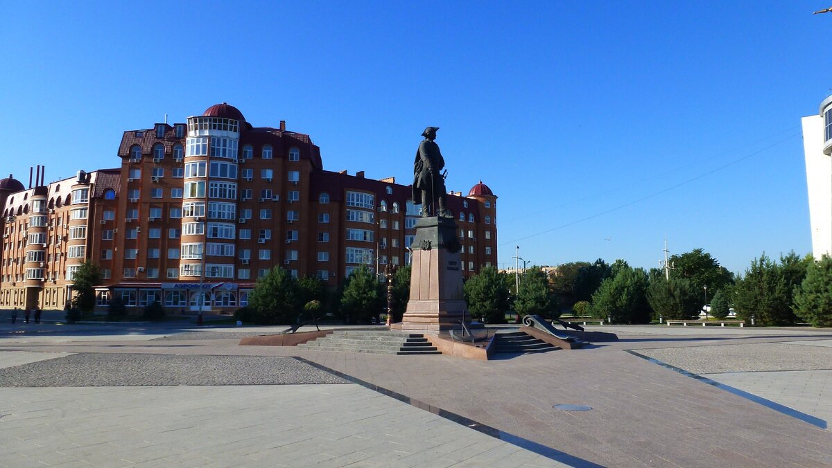 Древние памятники в астрахани. Астрахань набережная Петра. Астрахань набережная Волги памятник Петру. Веб камера Астрахань памятник Петру 1. Памятник Петру 1 в Красноярске.