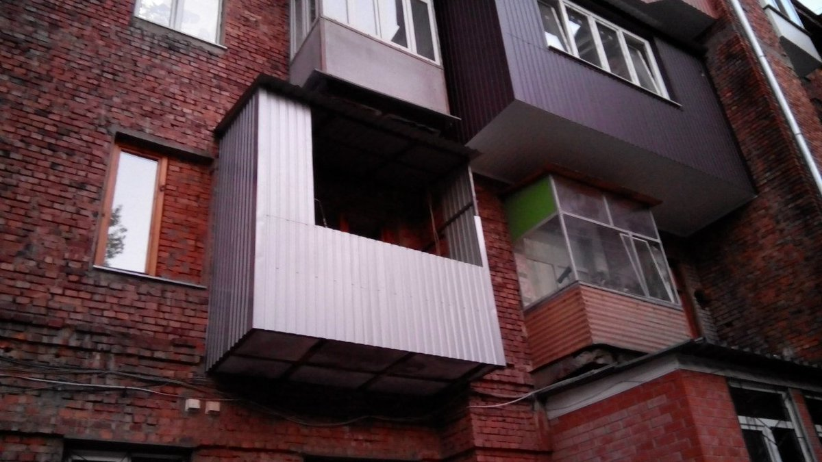 Часто можно встретить на улицах и такое непотребство, как на фото. И власти понять можно,  ведь "запретить" - намного проще, чем регламентировать, разработать СНИПы и требования. 