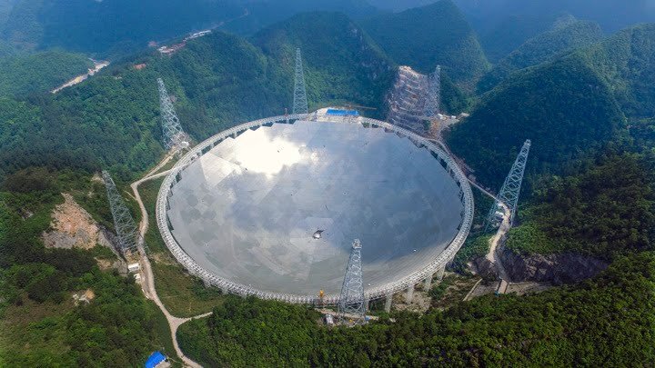 Гигантское зеркало телескопа установлено в естественной карстовой впадине.Фото EPA.