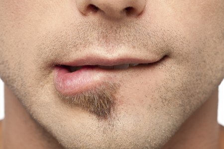 Человек кусает губы в беседе с вами - пора снимать лапшу с ушей.