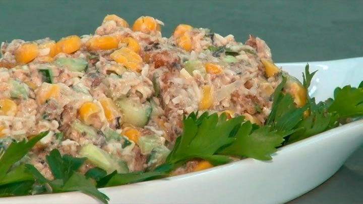Салат со шпротами и кукурузой