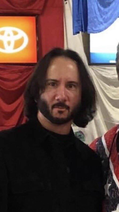 И правда что-то есть от Киану. Может это его брат?