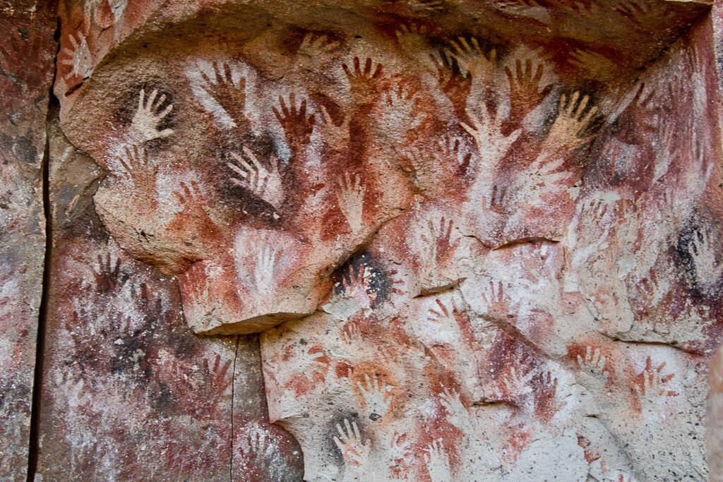 Первобытная рука. Пещера рук Куэва-де-Лас-Манос. Куэва-де-Лас-Манос: "пещера рук" (Аргентина). Пещера Куэва-де-Лас-Манос Аргентина. Отпечатки рук в пещере Куэва-де-Лас-Манос Аргентина.