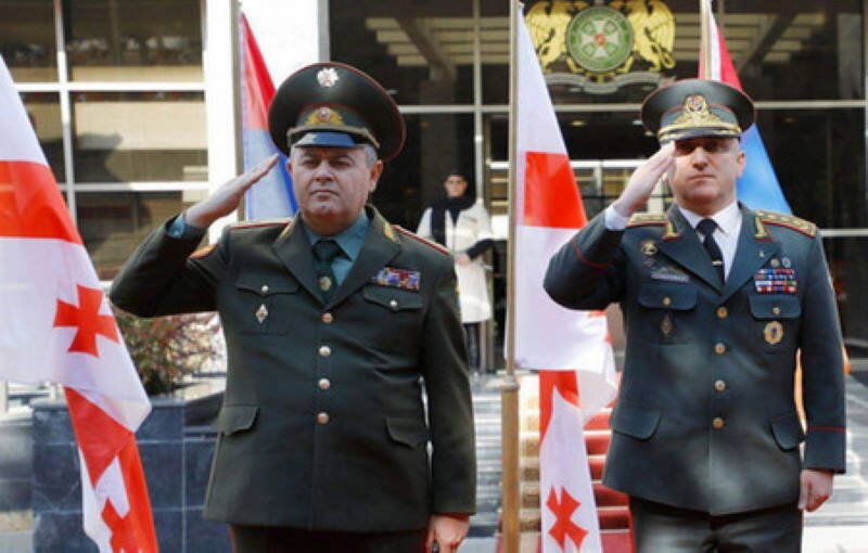 Начальник Генштаба Армении генерал-лейтенант Артак Давтян (слева) в ходе визита в Грузию