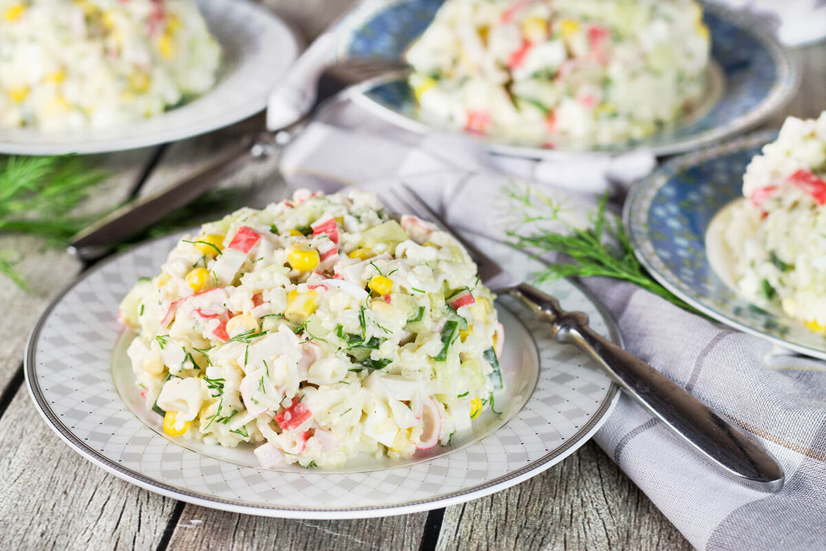 Салат с крабовыми палочками и рисом