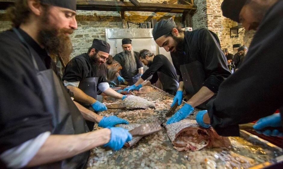 Монахи разделывают рыбу. Фото из открытых источников