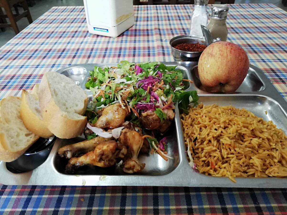 Обед в столовой за 100 рублей 