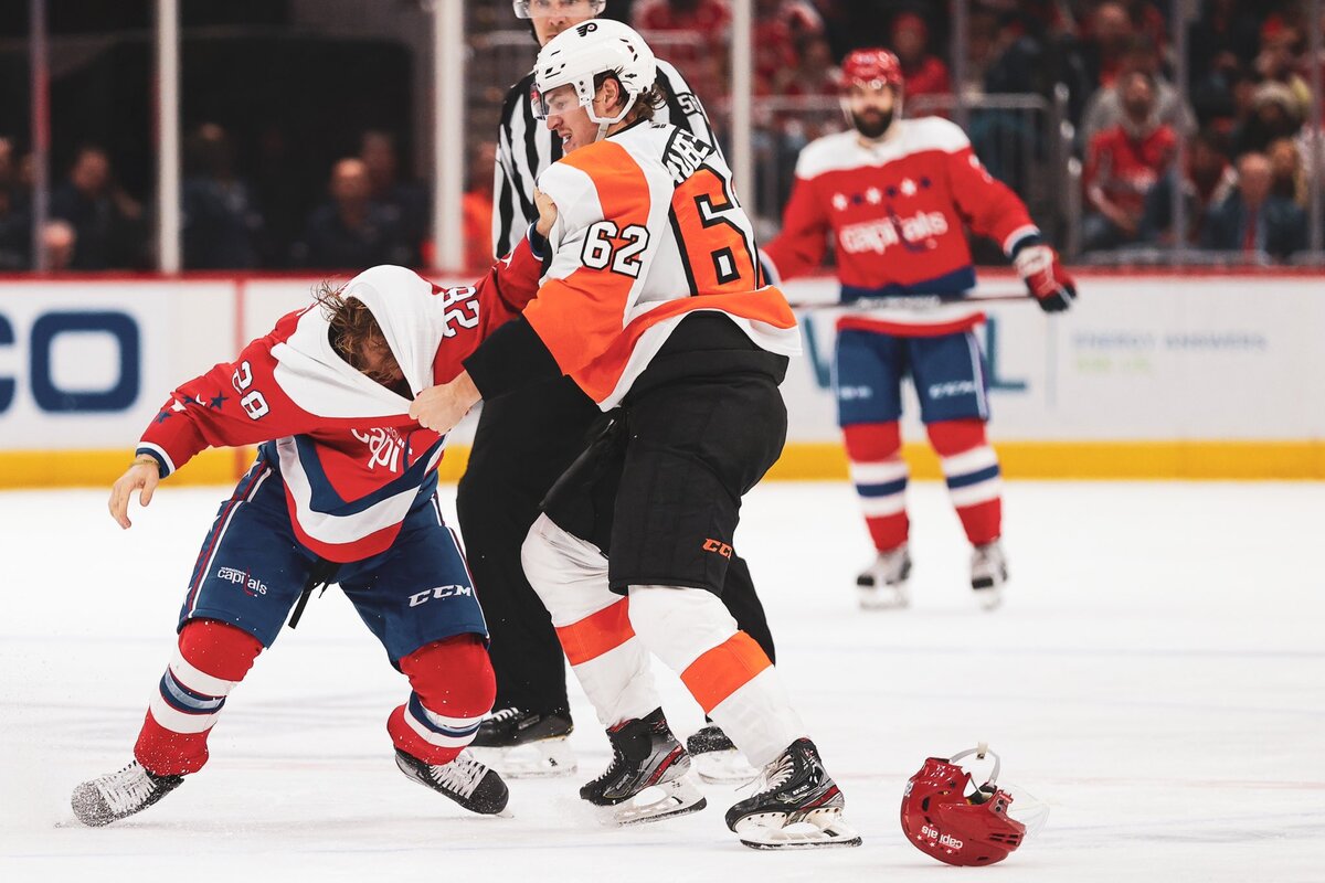 Брендан Лейпчик №28 против Николаса Обе-Кубеля №62. Эпизод прошлого матча. Источник фотографии: Твиттер "Филадельфии Флайерз"