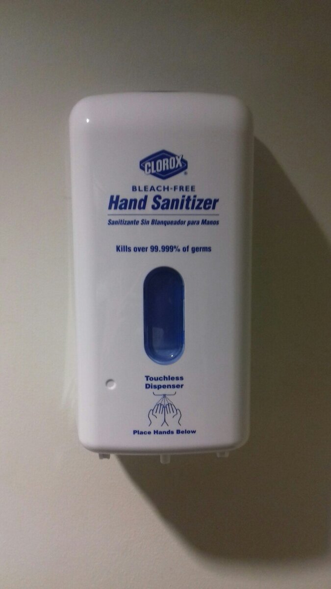 Антибактериальный спрей в компьютерном классе 