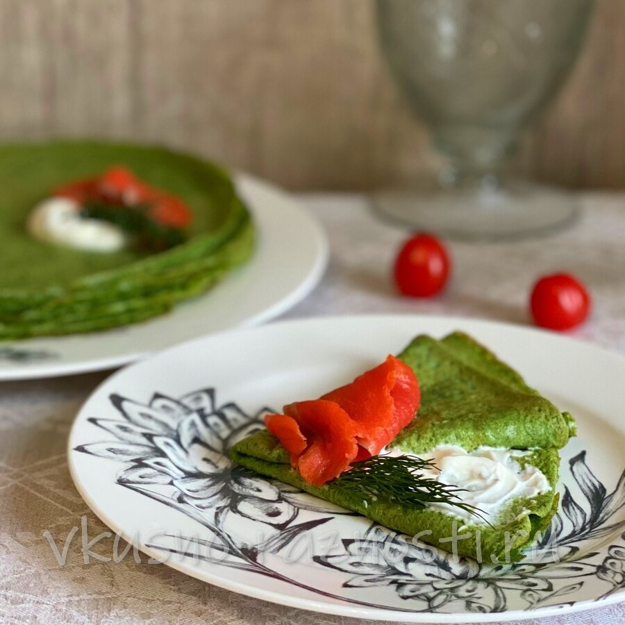 Шпинатные блинчики с красной рыбой