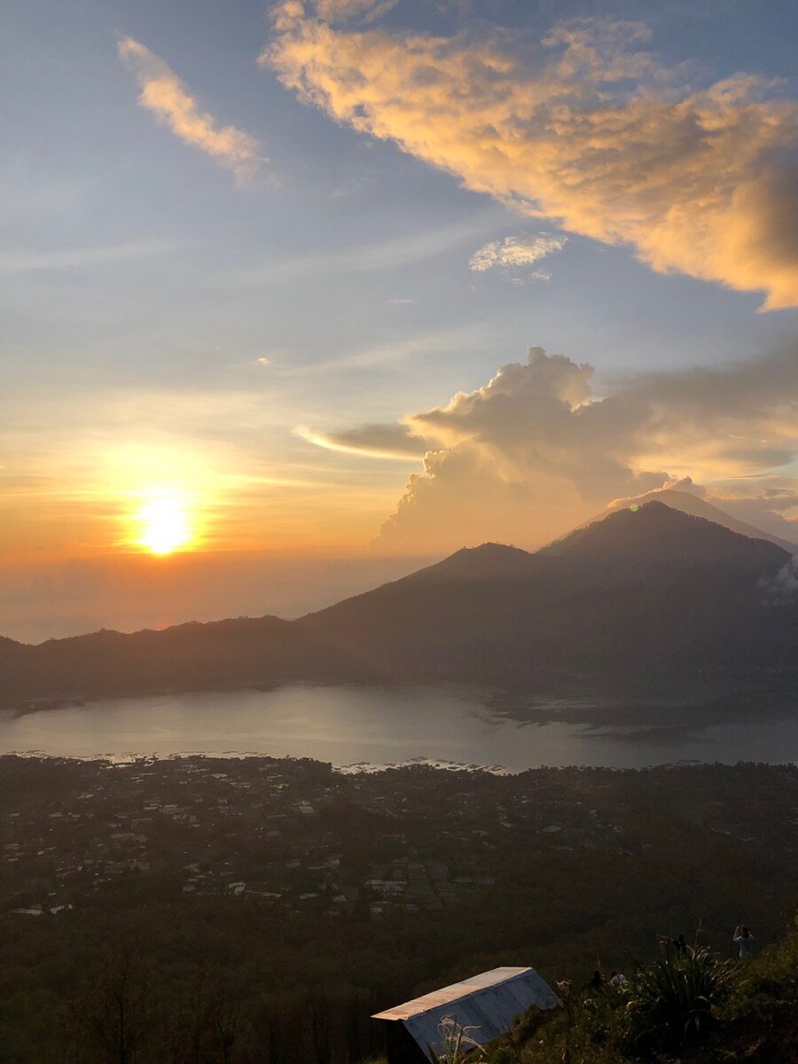 Фото с вершины вулкана Батур на восходе солнца
