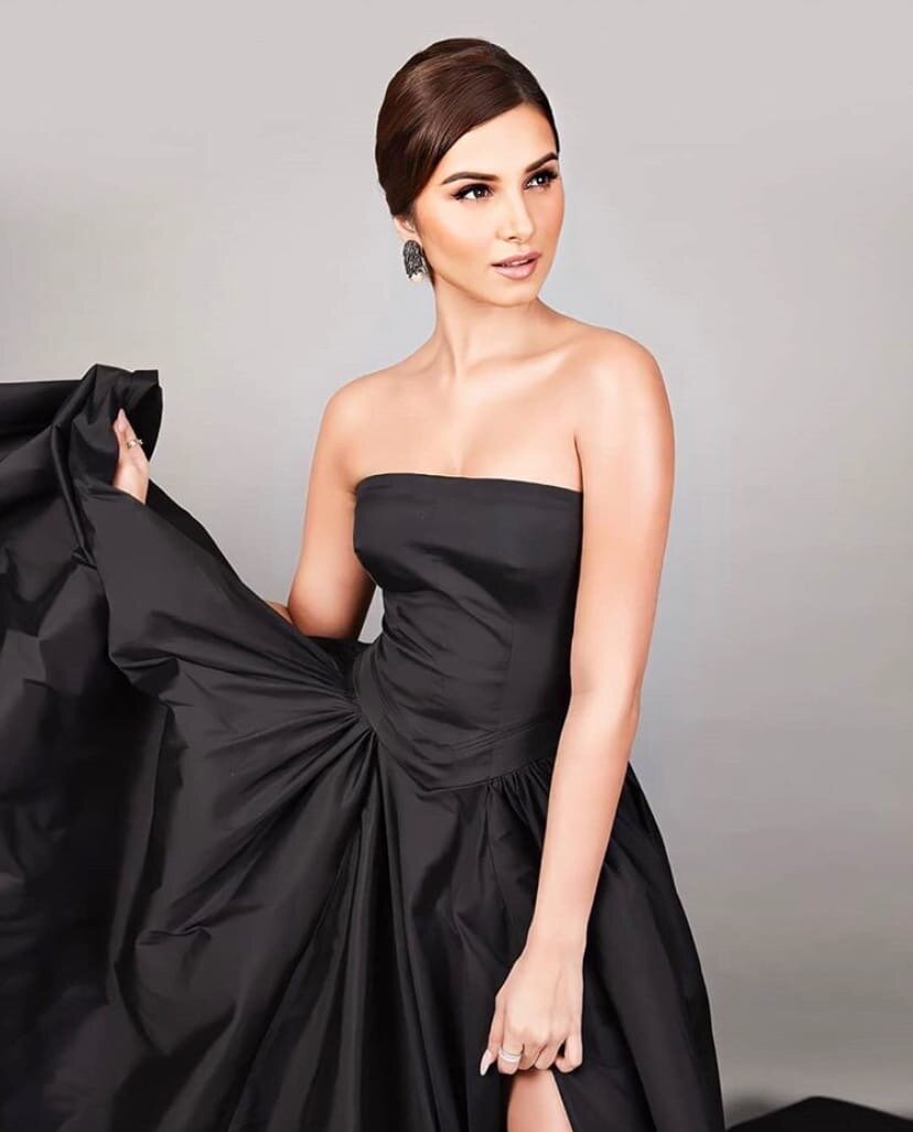 Хоть Тара и не так давно на таких звездных мероприятиях, однако толк в выборе одежды знает. Каждый ее выход, продуман на все сто. 