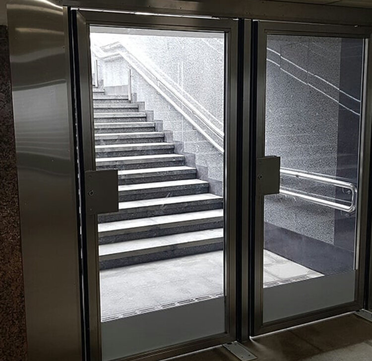 Двери  в метро