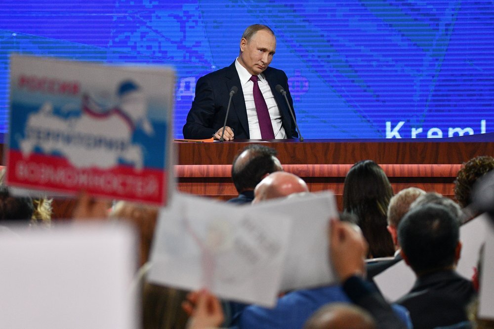 Владимир Путин – единственный из лидеров ведущих стран мира, которого нынешний кризис не застал врасплох. Фото: Игорь Иванко/АГН "Москва"         

"Фильм расскажет, как современная Россия создавалась через обострённое чувство предательства, гордости и злости и как ценности Путина экспортировались в разные части мира…", – говорится в анонсе, который размещён на сайте телеканала.

Короче, этот рассказ об истории восхождения к власти "одного из самых значительных политиков XXI века" и его "стойкости", по словам исполнительного продюсера проекта Джеймса Рогана, подчёркивает главное: "Чтобы понять, что происходит в мире прямо сейчас, нужно понять Владимира Путина… Этот многосерийный фильм расскажет о том, как, будучи бывшим разведчиком, он заново определил политику и какое влияние это оказало на весь мир".               

Так что, как видим, это не только фильм о российском лидере и каким образом создавалась нынешняя Россия. Это во многом фильм о современном мире и о том, что и как следует делать его лидерам в критических, стрессовых условиях, чтобы не только не погубить, но сделать сильной свою страну, войти в историю с большой буквы, какие качества для этого требуются. 

Чем отличается нынешний фильм от предыдущих? Это контекст

Конечно, это далеко не первый западный фильм о российском президенте. В 2017 году, например, американский режиссёр Оливер Стоун представил четырёхсерийный фильм под названием "Интервью с Путиным". Он базировался на 30 часах интервью, которые были сделаны с июля 2015 года по февраль 2017 года. В том же году в США появился 40-минутный документальный фильм, снятый журналистом Фаридом Закария, – "Владимир Путин – самый влиятельный человек в мире". Однако пророческой станет именно нынешняя документальная лента.   