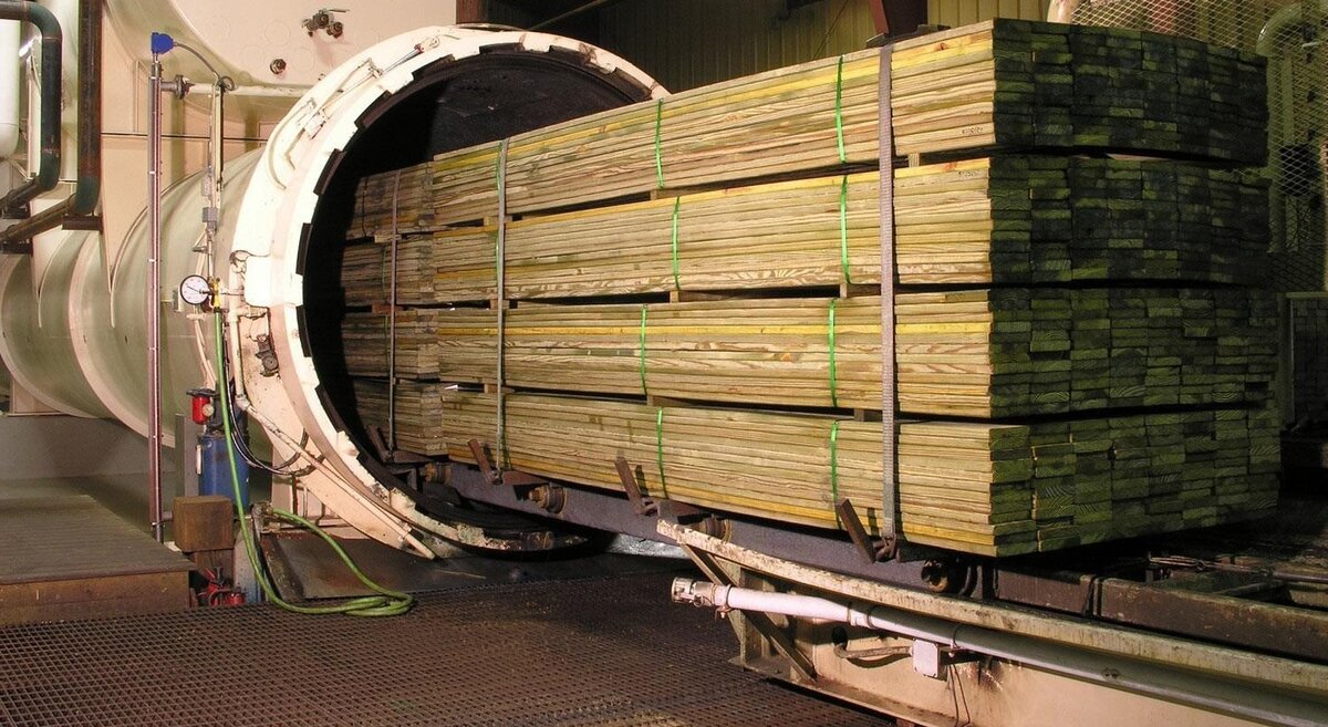 Происходит процесс наполнения в специальной вакуумной камере.