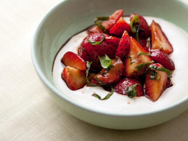 Фото взято с сайта https://www.foodnetwork.com/recipes/ellie-krieger/balsamic-strawberries-with-ricotta-cream-recipe2-1953049