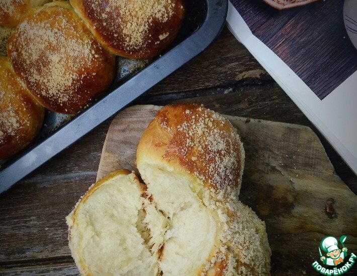 Рецепт этих булочек на сметане нашла в замечательной книге. Справится любой, а результат на 5+. Единственный минус: откалываются на боках, т. к. оторваться не можешь.