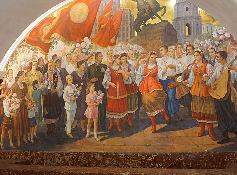 
Панно "Народные гулянья в Киеве" в торце станции метро "Киевская"
