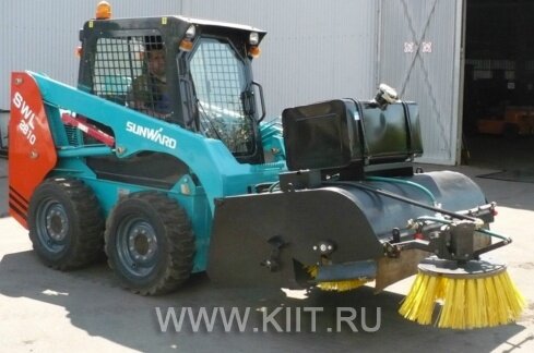 Подметальная дорожная щетка на мини погрузчик с передним бункером делает из погрузчика уборочную машину