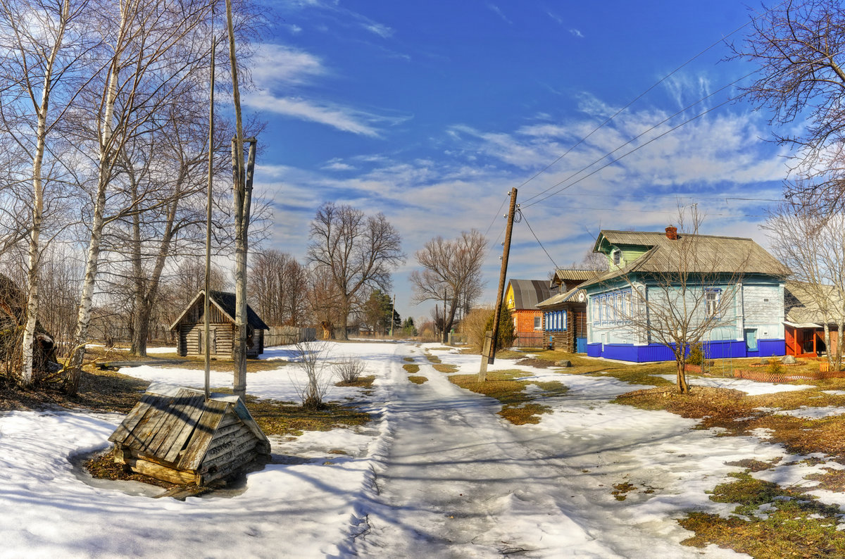 Улица в деревне весной