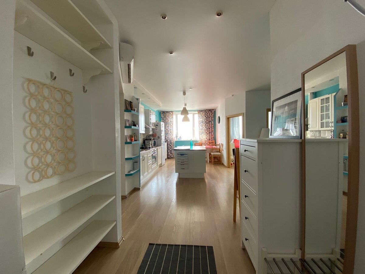 Так выглядит квартира с порога. На закате это максимально красиво — лучи уходящего солнца освещают квартиру, вид на Москву изумительный