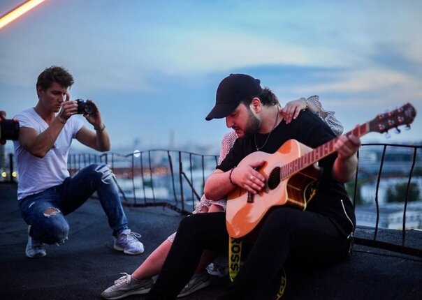 Кадр со съемок клипа Алекс Симонс-"Девочка,прости". Алекс-справа.