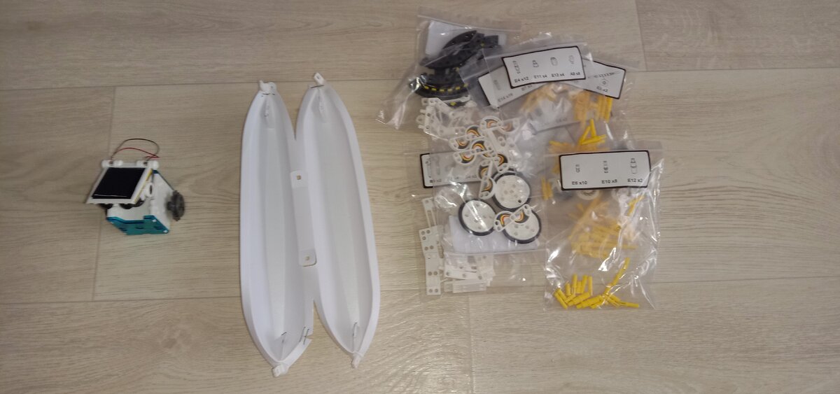 Корпус и голова робота в сборе, лодка (при сборке данного робота не понадобится), расфасованные детали конструктора.