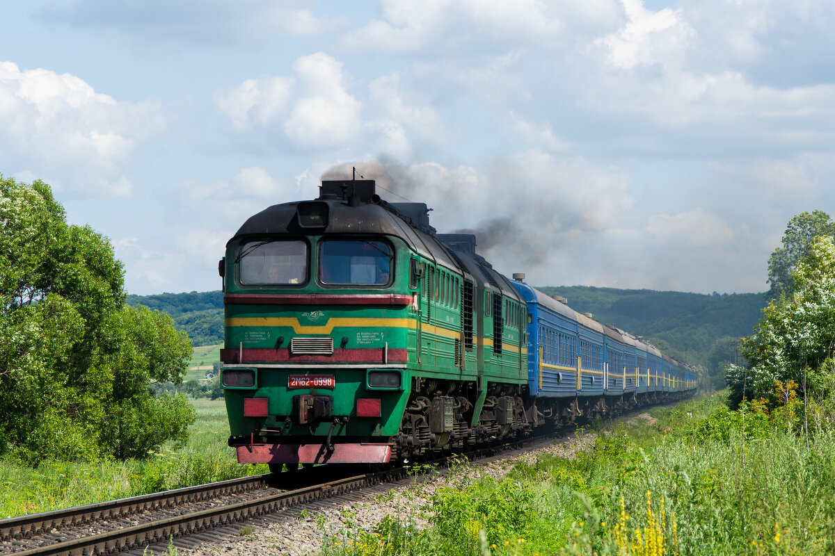 Картинки поездов. Тепловоз 2м62-1055. 2м62у тепловоз пассажирский. 2м62 Дальневосточная ЖД. М62 Промтранспорт