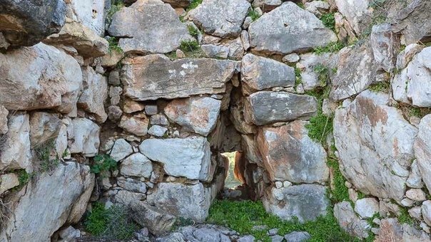 Тиринф - микенский археологический памятник в Арголисе на Пелопоннесе, в 6 километрах от Нафплиона. Тиринф был горным фортом. Он насчитываюет семь тысяч лет, появился до начала бронзового века. Город достиг своего расцвета в период между 1400 и 1200 годами до нашей эры, когда был одним из важнейших центров микенского мира, в частности в Арголисе. Его наиболее заметными чертами были дворец, лабиринты и особенно стены, которые дали городу эпитет Гомера «Тиринцы с могучими стенами».

В древние времена город был связан с мифами, окружающими Геракла. В некоторых источниках он указывается как место рождения героя.
Знаменитый Тиринский дворец имел большой зал для приемов, в главной комнате которого был установлен трон у правой стены и центральный очаг, окаймленный четырьмя деревянными колоннами в минойском стиле, которые служили опорами для крыши. Две из трех стен были включены в древний храм Геры.

В 1300 г. до н.э. в цитадели и нижнем городе проживало 10 000 человек.
Это место пришло в упадок в конце микенского периода, и к тому времени, когда Павсаний посетил его во 2 веке нашей эры, он был полностью покинут.

Несмотря на разрушение дворца в 1200 году до нашей эры, население города продолжало увеличиваться, и к 1150 году до нашей эры его население составляло 15 000 человек.

Этот участок был раскопан Генрихом Шлиманом в 1884-1885 годах и является предметом текущих раскопок Немецкого археологического института в Афинах и Гейдельбергского университета.
