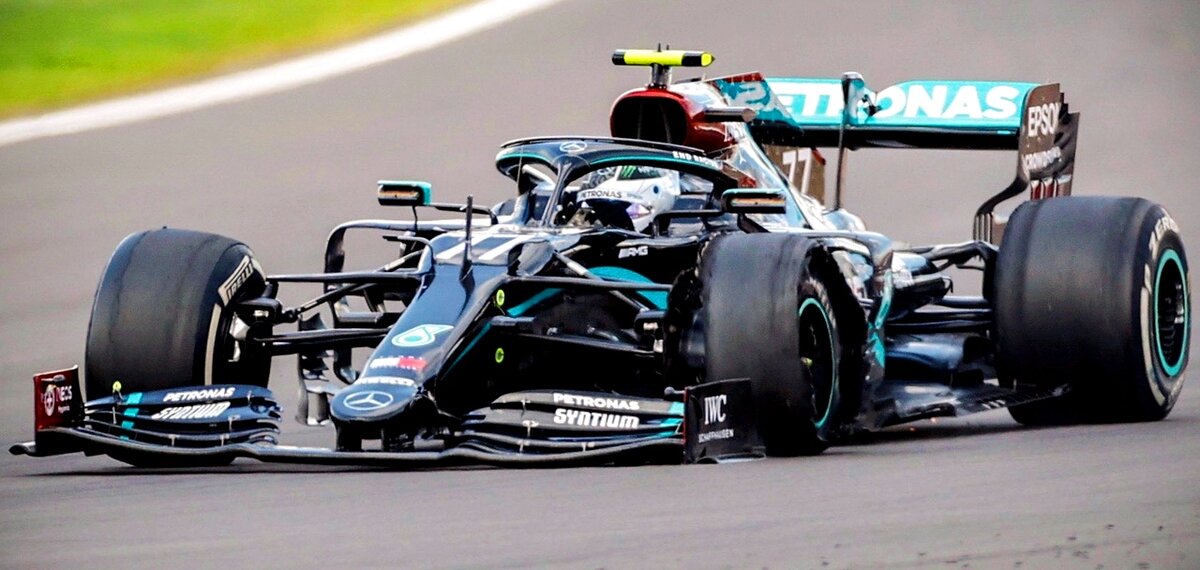 Вальтери Боттас за рулём Mercedes с проколотым колесом на Гран-при Великобритании 2020