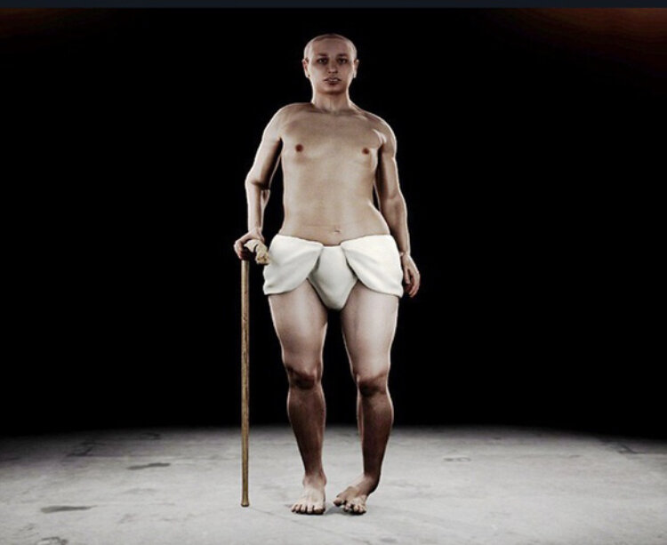 Так на самом деле выглядел фараон Тутанхамон, который прожил 19 лет. У него был неправильный прикус, широкие бёдра, как у женщины и косолапость из-за искривления левой ноги в районе лодыжки. Всего было найдено 130 тростей, принадлежащих фараону. 
Как видно, Тутанхамон был не таким привлекательным , каким изображён на посмертной золотой маске и крышке саркофага.