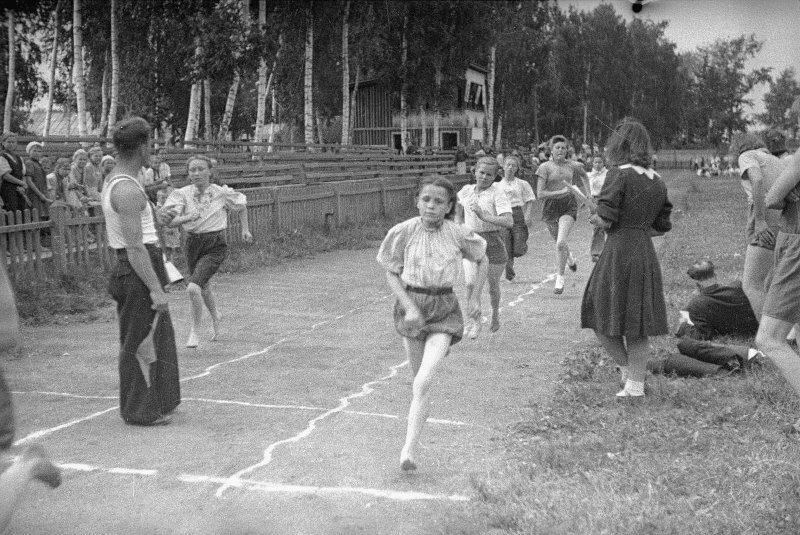 Сергей Васин. Девочки на беговой дорожке Дата съемки 1940-е. МАММ / МДФ