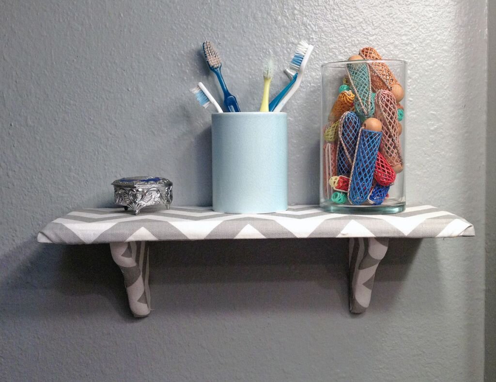 Навесные способны успешно заменить навесные шкафчики и антресоли