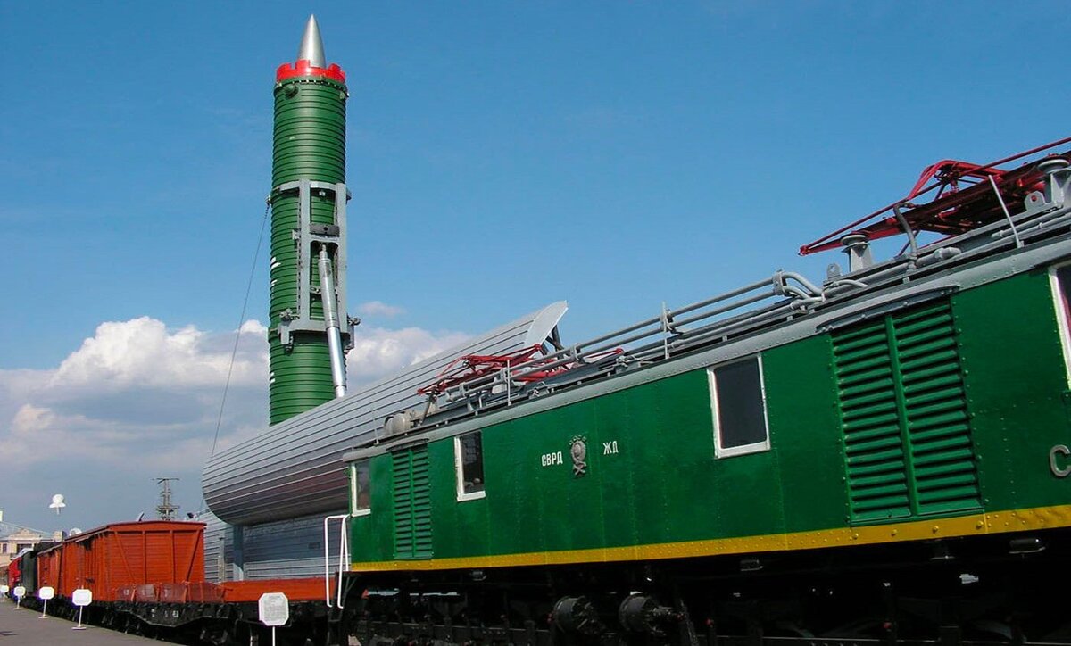 На фоне выхода США из международных соглашений в области контроля над вооружениями, возрождение проекта боевого железнодорожного ракетного комплекса (БЖРК) «Баргузин» будет являться адекватной мерой России на стратегические угрозы, вызванные наличием американских баз ПРО у российских границ. 
Работа над созданием нового боевого железнодорожного ракетного комплекса началась в 2012 году в рамках проекта «Баргузин». БЖРК представляет собой вагонный состав, внутри которого устанавливаются 3 межконтинентальные баллистические ракеты с 30 боевыми зарядами мощностью 550 килотонн каждая. Также на борту размещены командные пункты, технологические и технические системы, аппаратура связи и размещен личный состав.
За 24 часа «атомный поезд» сможет проходить до тысячи километров. В случае потенциальной угрозы «Баргузин» выходит на маршруты патрулирования, сливаясь с потоком других поездов. Определить его местоположение во время патрулирования для техсредств разведки противника практически невозможно. После приказа о боевом применении железнодорожный состав останавливается и готовится поразить цель. Створки на крышах вагонов открываются, а находящиеся внутри механизмы за несколько минут осуществляют запуск ракет. 
Следует отметить, что проект разработки «ядерного поезда», сейчас приостановлен. О его заморозке оборонное ведомство России сообщило в декабре 2017 года. «Баргузин» разрабатывался на базе советских стратегических ракетных комплексов подвижного базирования. Однако «реинкарнация БЖРК» была возможна только с ракетами отечественного производства. В российских СМИ неоднократно всплывала информация в качестве боевой части будет использоваться межконтинентальная баллистическая ракета. РС-24 «Ярс». Дальность ее полета составляет 10000 км, радиус поражения – 100 м от цели. Головные части – маневрирующие, способные преодолеть любую из существующих систем противоракетной обороны.
В случае, если проект «Баргузин» будет разморожен, то не имеющий аналогов в мире «поезд стратегического назначения» сможет стать ключевым элементом ядерного щита России, на который Запад ничем не сможет ответить. Поезд-призрак крайне мобилен и способен нанести контрудар даже в том случае, если по территории Российской Федерации будут применены вражеские ядерные ракеты.