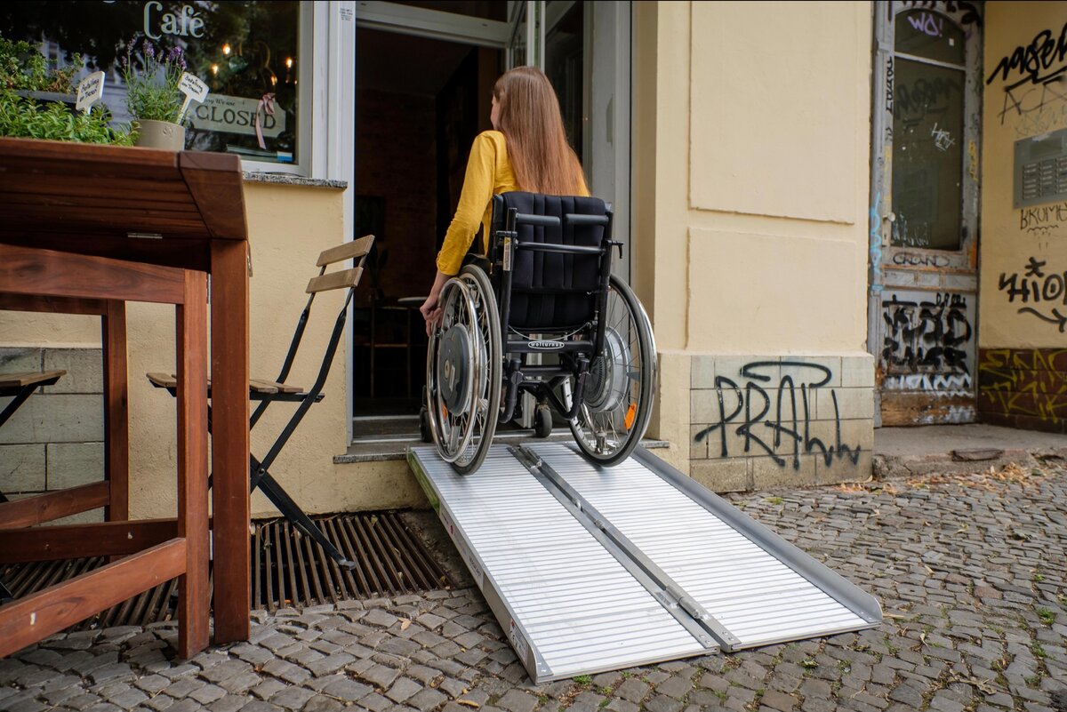 У магазинов могут быть временные пандусы, а у домов лучше ставить стационарные