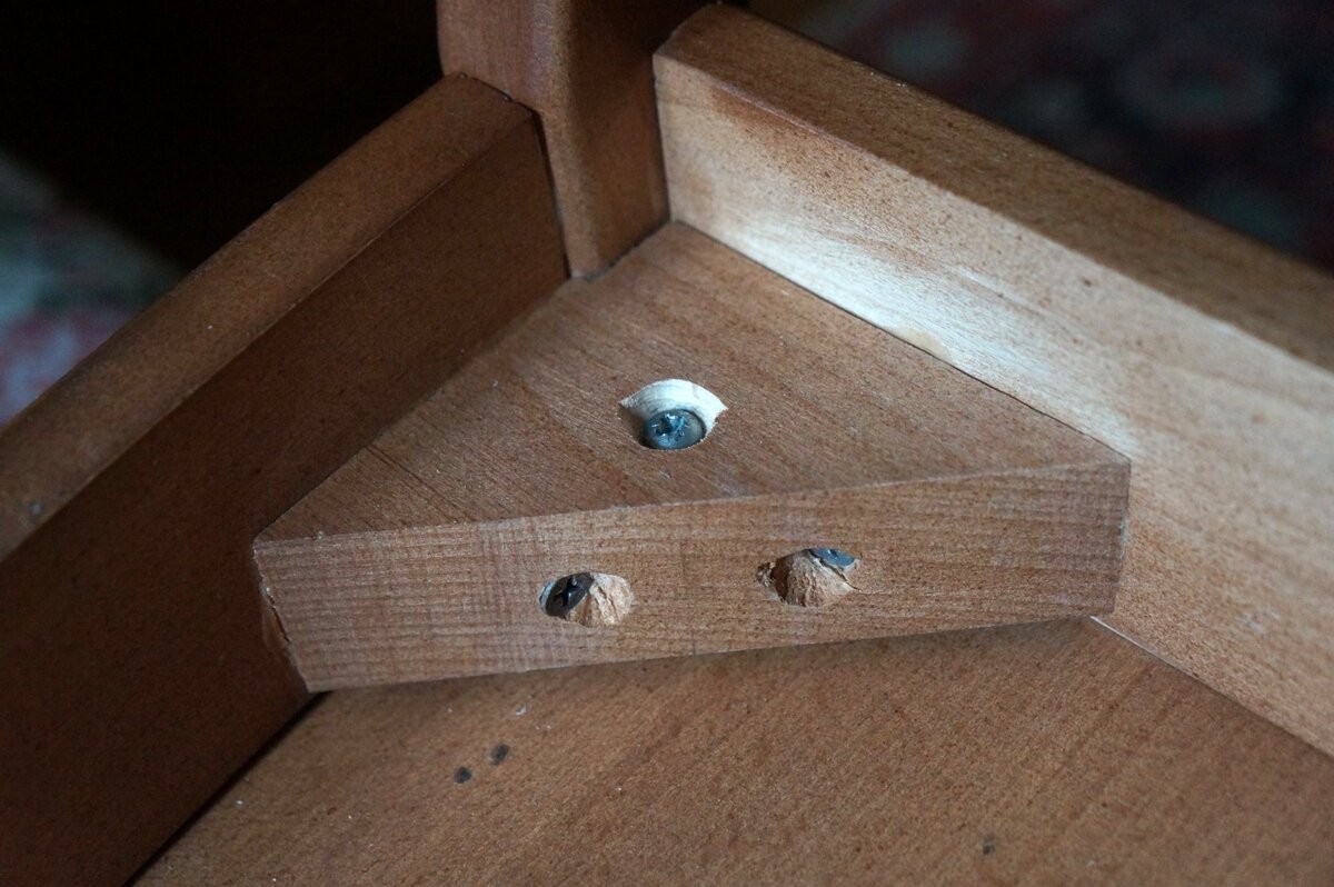 Сиденье стула  прикручено через деревянный уголок. Фото автора. 