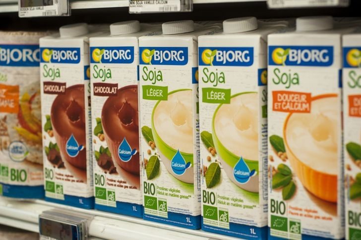 
Некоторые производители могут искусственно подслащать безлактозную продукцию (сладковатый вкус молока объясняется тем, что сама по себе лактоза — натуральный сахар). Поэтому при покупке нужно проверять, нет ли там добавленного сахара.