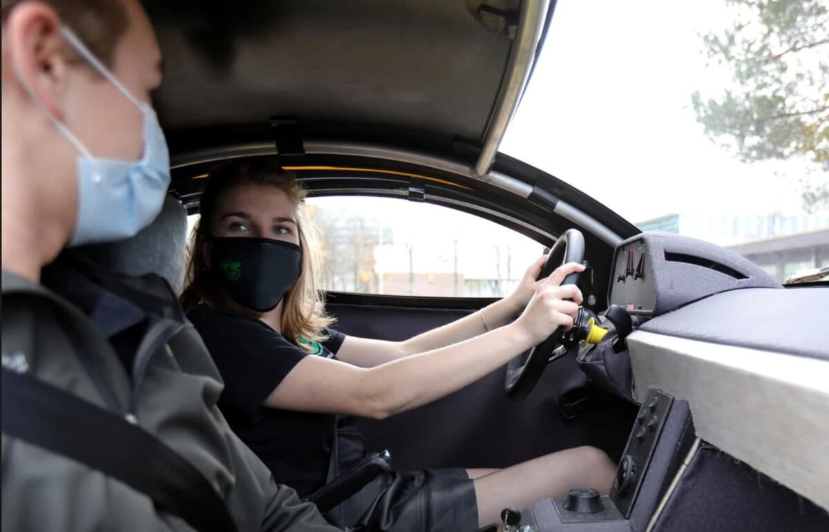 Хотя, салон, конечно, не как у спорткара, а гораздо проще