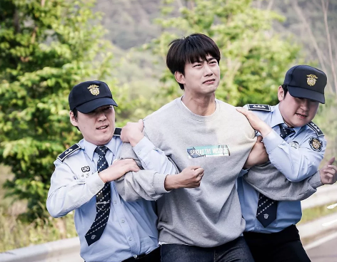 Кадр из дорамы "Спаси меня"