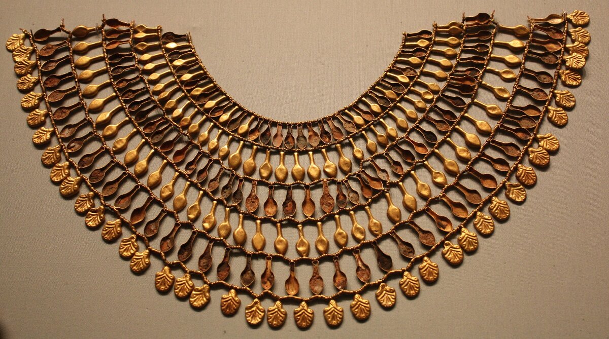 Первые украшения, напоминающие чокеры, встречались еще в древнем Египте