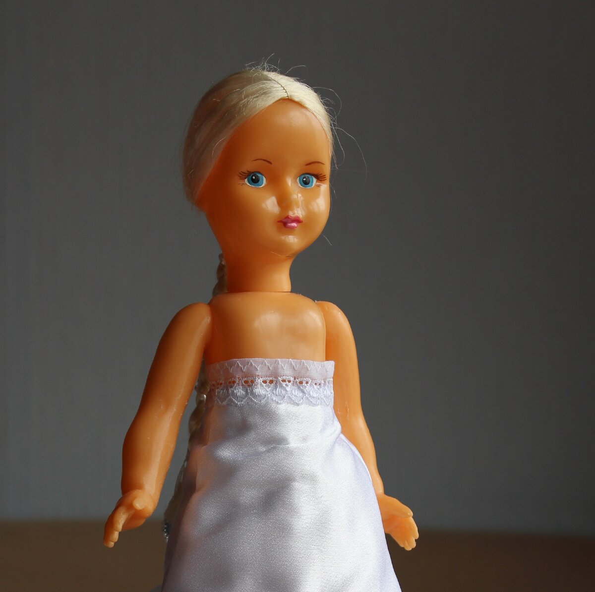 Первым делом сшила тёплую юбку-основу.  Юбка добавила кукле роста; на мой взгляд, тело стало более пропорциональным