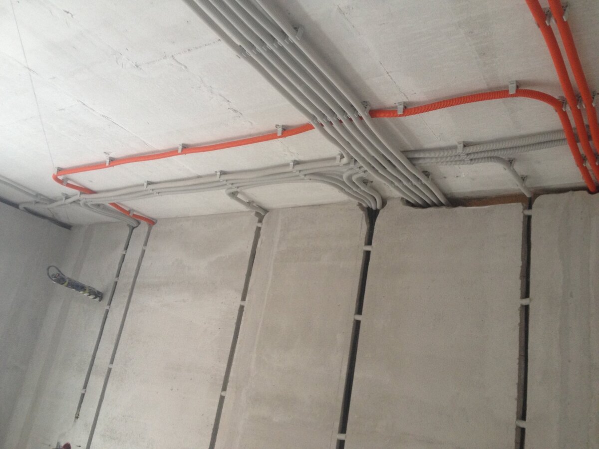 Вариант проводки по потолку // Электропроводка в квартире