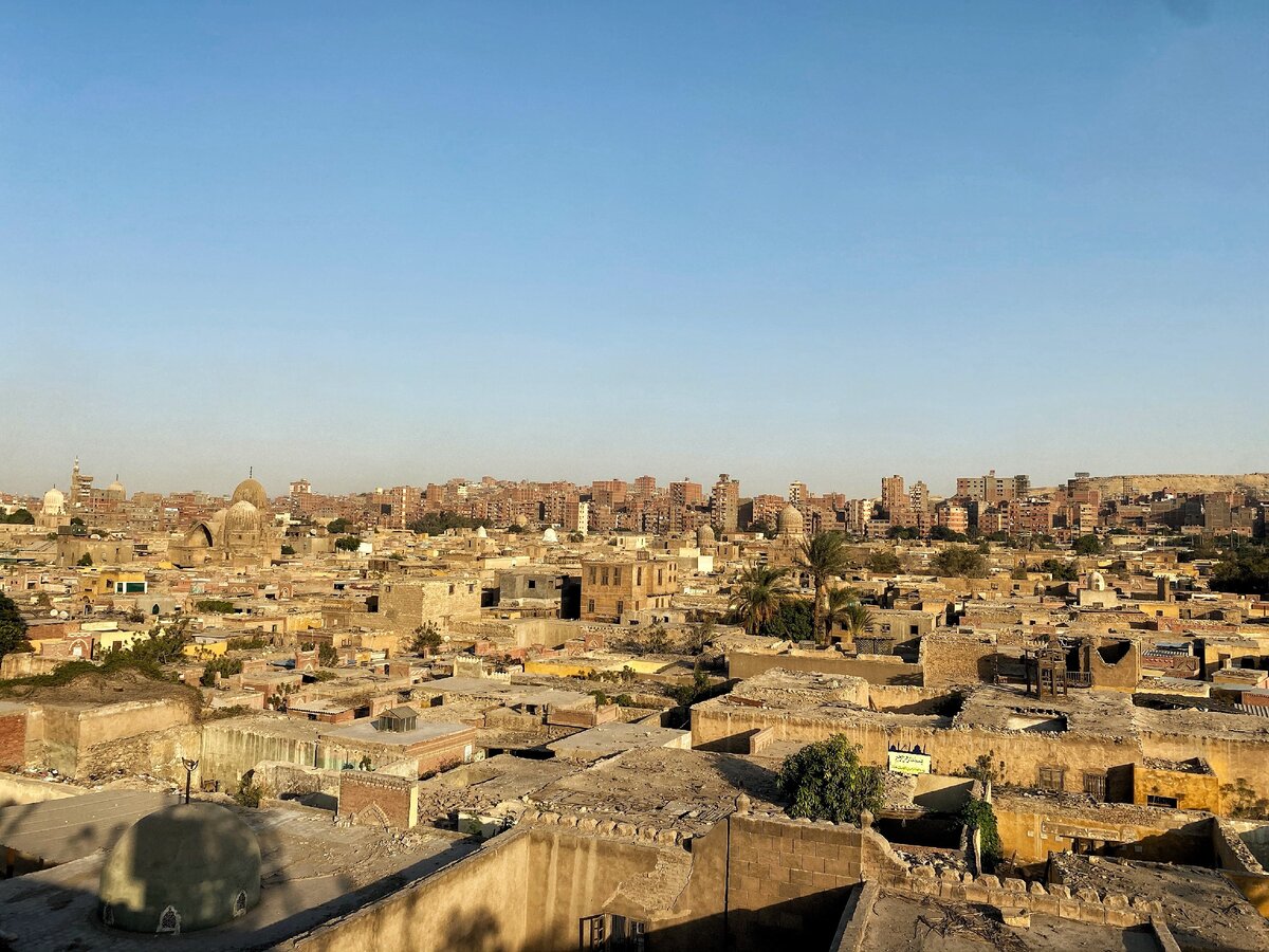 Вид на "город мёртвых" с холма, по которому идет широкая трасса.